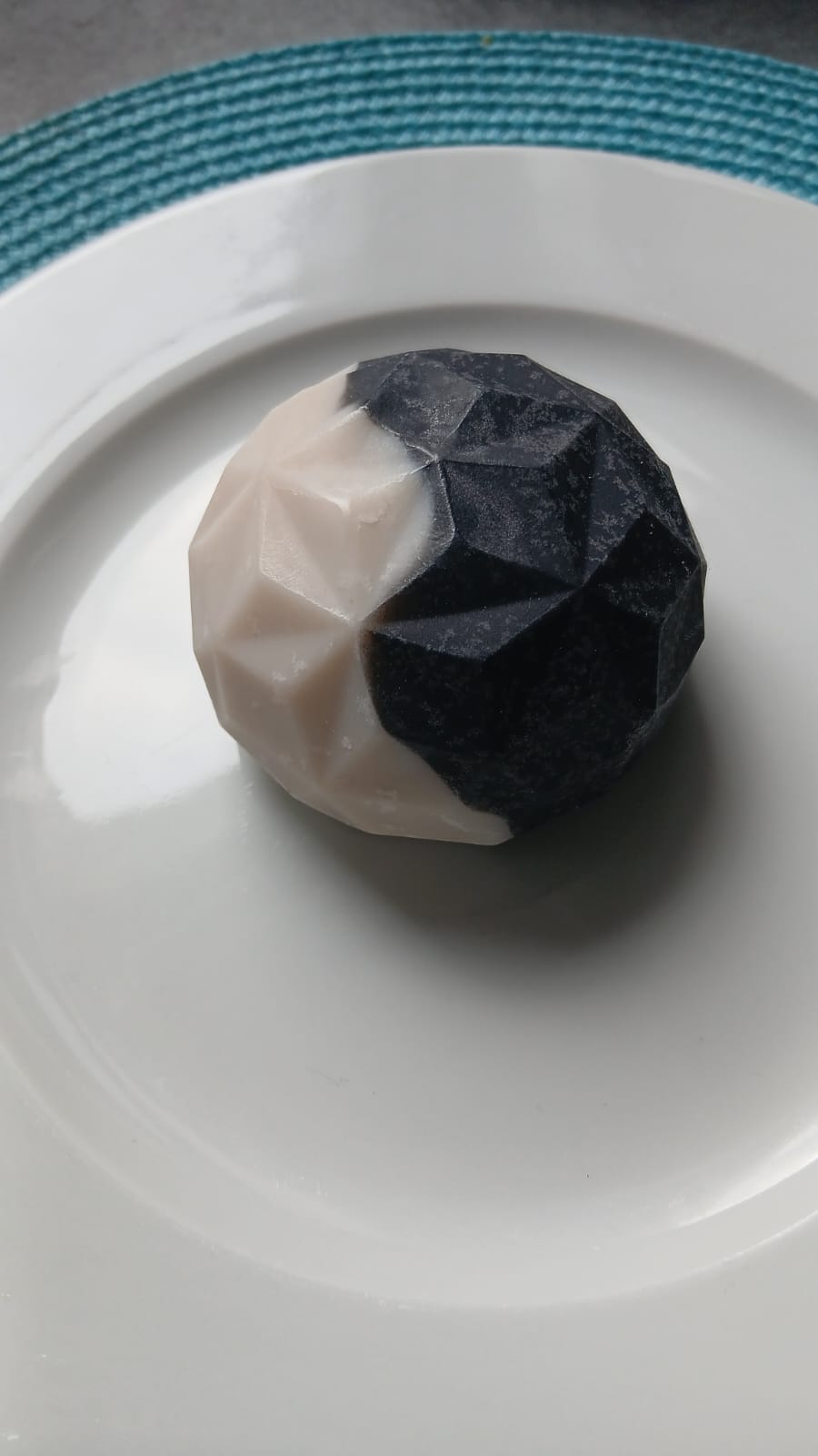 Éclat Noir – Savon ménager solide multi-usage